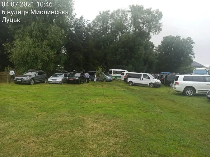 У Луцьку кількадесят християн припаркували авто просто на газоні (фото, відео)
