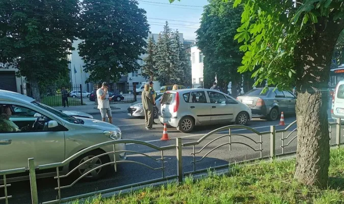У Луцьку на Перемоги зіштовхнулися три автівки (фото)