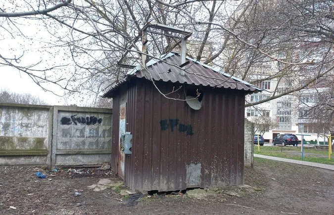 Металева конструкція на проспекті Президента Грушевського, 1