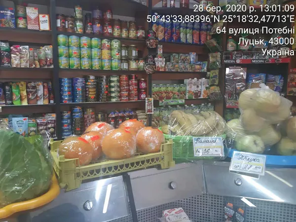 Луцькі муніципали похвалили магазини за обгорнуті в плівку продукти (фото)