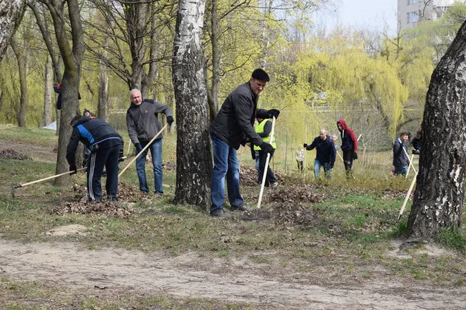 Грандіозна толока: парк 900-річчя прибирали понад 800 лучан (фото)