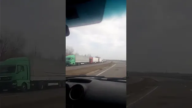 Біля «Ягодина» фури застрягли в кілометрових чергах (відео)