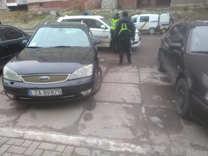 «Відбитий на всю голову»: на Волині патрульні годину не могли впоратися з водієм-дебоширом (фото)