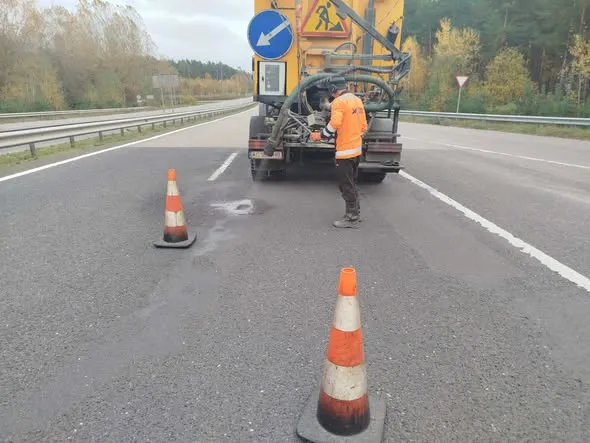 Латають ями і малюють розмітку: на Волині ремонтують дороги (фото)