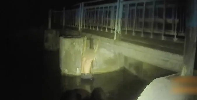 Посварився з рідними: поліцейські витягнули з крижаної води 27-річного неадеквата (відео)