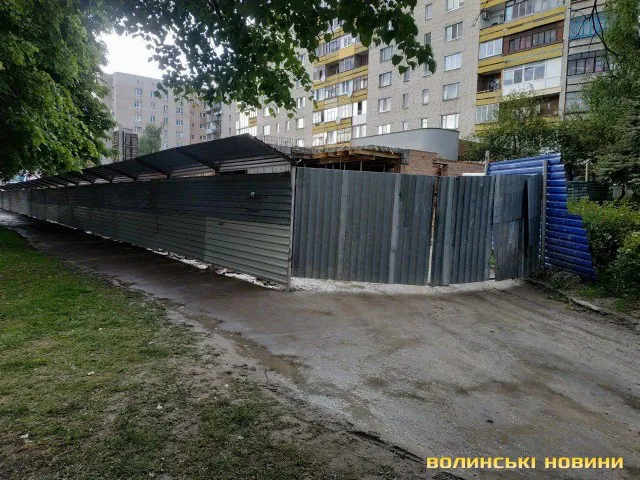 На будівництві у Луцьку з висоти впав чоловік
