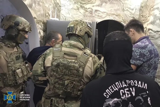 СБУ викрила патрульних , які заробляли по 25 тисяч на день на «перегрузі» (фото)