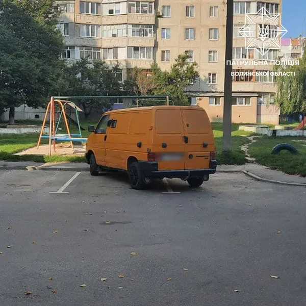 У Луцьку на Конякіна п'яний на бусі врізався у паркан і почав хуліганити (фото)