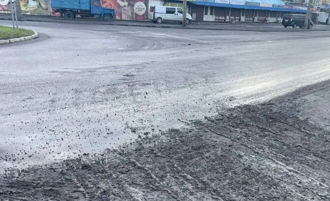 З будмайданчика – на тротуар і дорогу: у Луцьку покарали за бруд на колесах (фото)