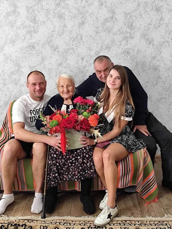 Вчителька, мама і прабабуся: на Волині довгожителька відзначила 95-річчя (фото)
