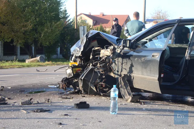 Розбитий ніс і потрощені авто: на Волині бус врізався у легковик (фото)