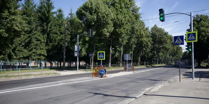 У Луцьку на Львівській встановили світлофор з «острівцем безпеки» (фото)