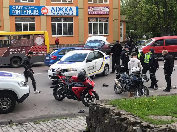 У Луцьку – аварія за участі патрульних: авто зіткнулося із мотоциклом (фото, відео)