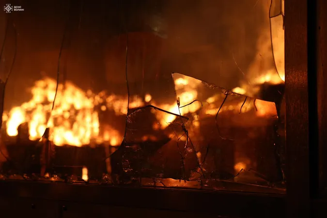 Масштабна пожежа під Луцьком: вогонь гасили аж до ранку (фото, оновлено)