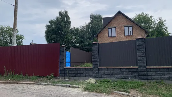 Зруйнований у Луцьку паркан відновили за гроші водійки тролейбуса (фото)