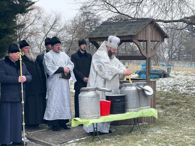 Як митрополит Михаїл освячував воду у Луцькводоканалі (фото)
