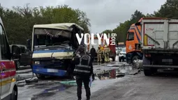 На трасі Луцьк – Маневичі – жахлива ДТП з рейсовим автобусом: є постраждалі (відео)