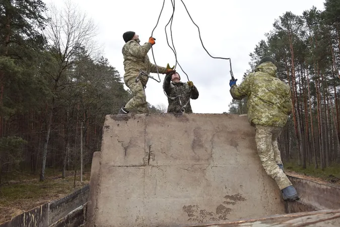 На Волині силовики і місцеві жителі облаштовують фортифікаційні споруди (фото)