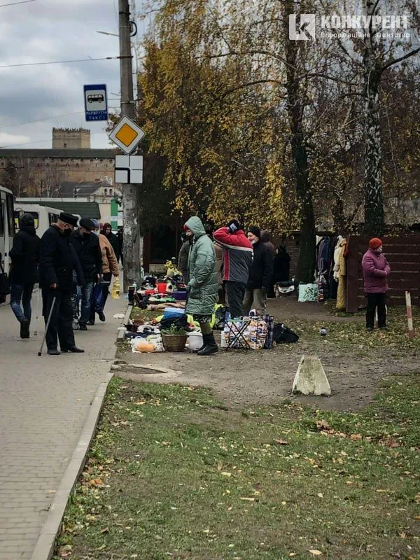 Старе місто перетворюється на Шанхай: лучанина обурила стихійна торгівля на газоні