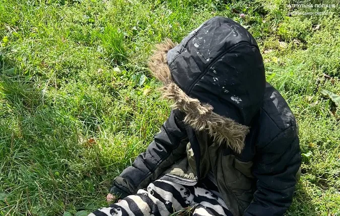 Серед Луцька помітили трійко брудних голодних дітей (фото)
