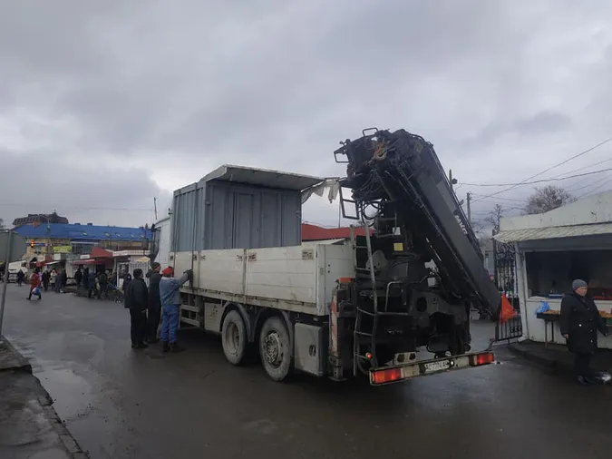 Як Старий ринок у Луцьку «прощається» із контейнерами (фото)