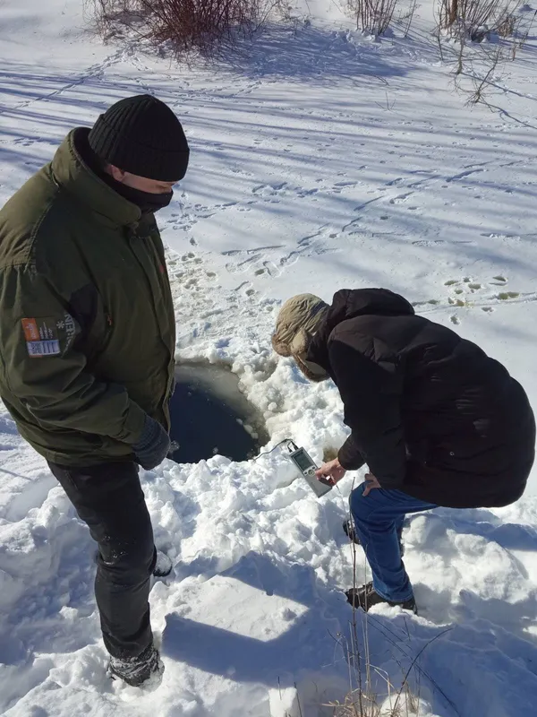 Щоб риба не задихнулася: у луцькому парку на річці прорубали лунки (фото)