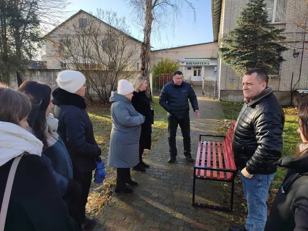 У Ківерцях встановили «Червону лавку» – символ протидії домашньому насильству (фото)