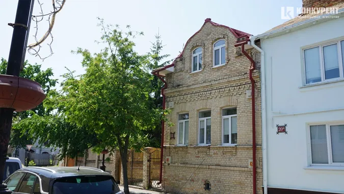 Літо на порозі: вулиця Братковського вабить тишею і квітами (фото)