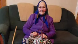Волинянка у 95 років й досі плете кошики з лози
