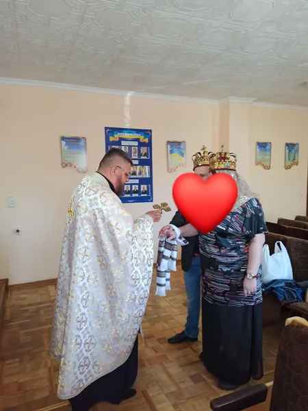 У Луцькому СІЗО повінчали молодят (фото)