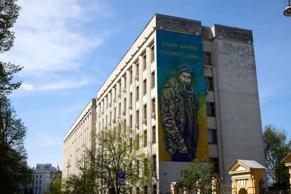 «Слава Україні»: у Києві французький художник створив мурал страченому росіянами військовому (фото)
