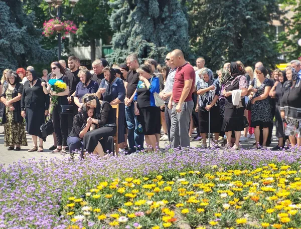 Сотні ковельчан стали на коліна перед загиблим Героєм (фото)