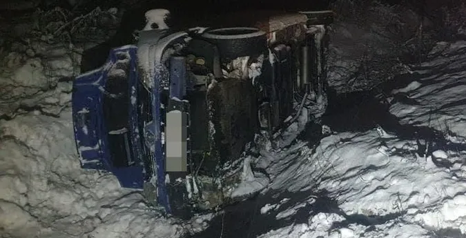 За Ківерцями бус злетів у кювет – постраждала лучанка і житель району (фото, відео)