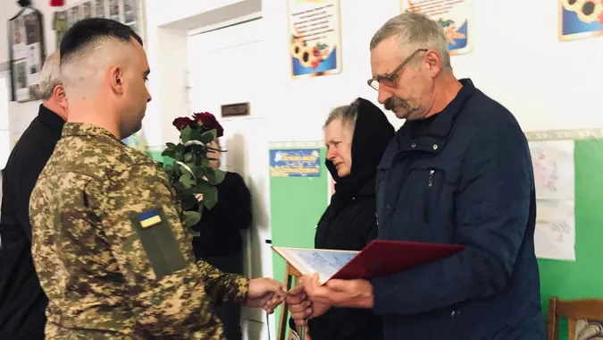 Посмертну нагороду вручили батькам: волинянина Олега Олеся відзначили орденом «За мужність»