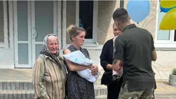 Щемко до сліз: на Волині військові зустріли з пологового дружину свого загиблого побратима (відео)