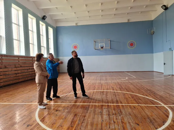 У спортзалі найбільшого ліцею Підгайців «навели марафет» до Великодня (фото)