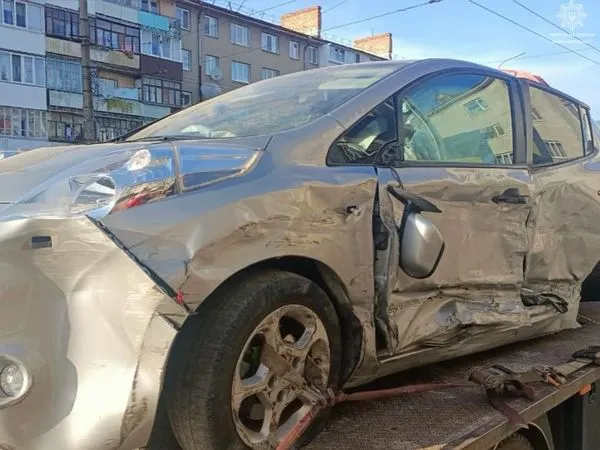 Автооргія по-луцьки: через п'яного водія поцілувалися чотири автівки (фото)