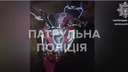 У Зміїнці п'яний мотоцикліст вʼїхав у припарковане авто і втік (відео)
