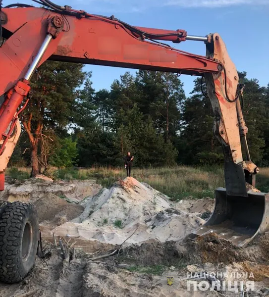 На Волині біля незаконного кар'єру автівка збила правоохоронця (фото, відео)