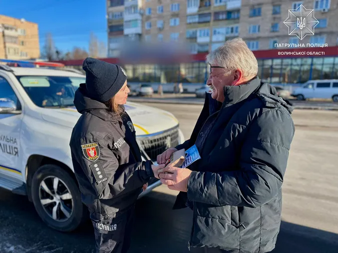 У Луцьку патрульні за дотримання ПДР дарували подарунки водіям і пішоходам (фото)