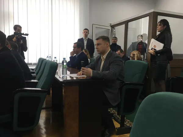 До Луцькради прибув нардеп з поліцією (фото, оновлено)