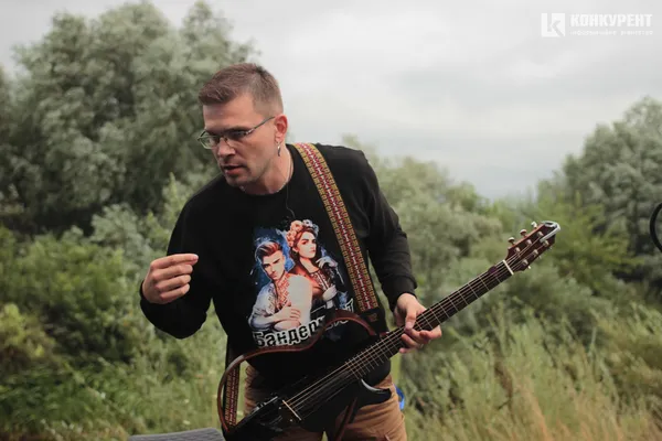 Пісні під гітару і вогонь до неба: як минув акустичний вечір на Бандерштаті (фото)