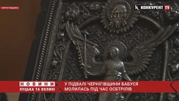 Старенька бабуся молилась у підвалі під час гучних обстрілів (відео)