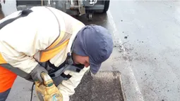 Сніг зійшов з асфальтом: у Луцьку почали латати ями на дорогах (фото)