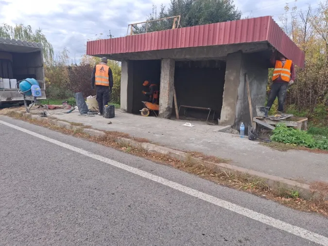 Сміття прибирають, павільйони ремонтують: на Волині впорядковують автобусні зупинки (фото)