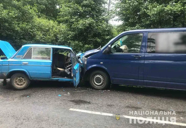 На Волині – смертельна ДТП: зіткнулися «жигулі» і бус (фото, відео)