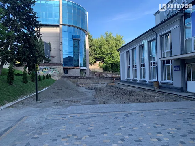 У Луцьку біля філармонії почали стелити нову бруківку (фото)