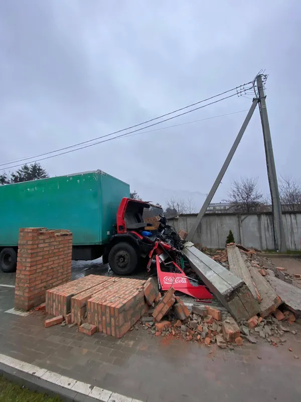 У Луцьку вантажівка влетіла в бетонну арку: кабіна розбилася вщент (фото)