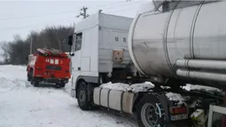 У Струмівці застрягла «швидка» з пацієнтом, а в Горохові – вантажівка (фото, відео)