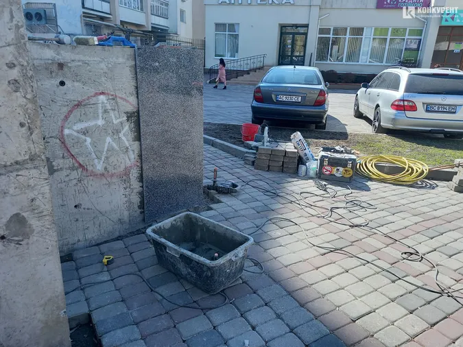 Новий фонтан у центрі Луцька обклеюють чорним гранітом (фото)